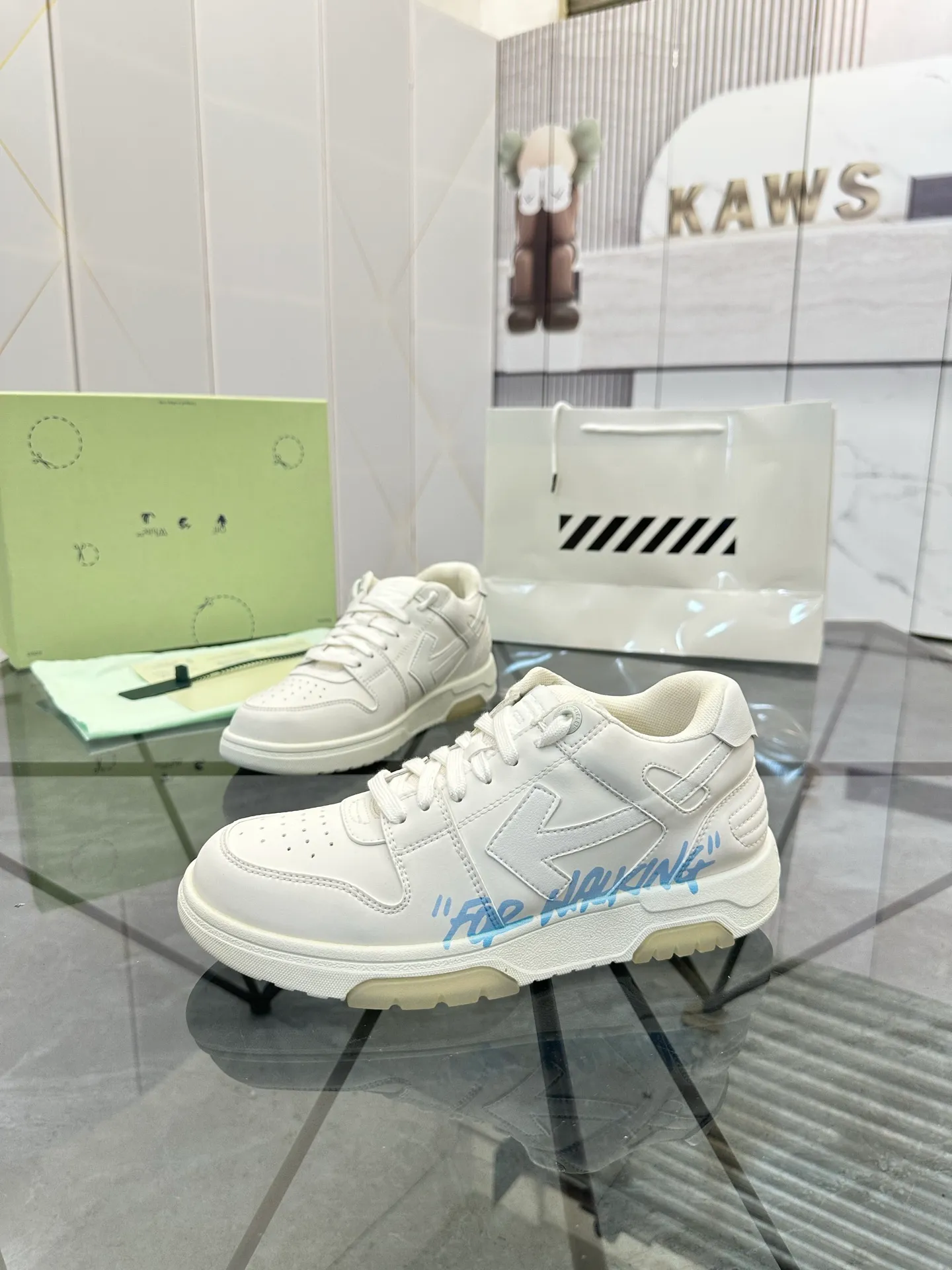 Selling men's shoes 💰: 💰P600¥ High-end top quality (leather buckle plus 10) Product trademark: OFF WHITE * "OFF WHITE*" low-top casual shoes Regular size: 35-45 (can be customized to 46) Couple style Product material: imported first-layer cowhide leather upper, breathable lining, original outsole. No.: H203